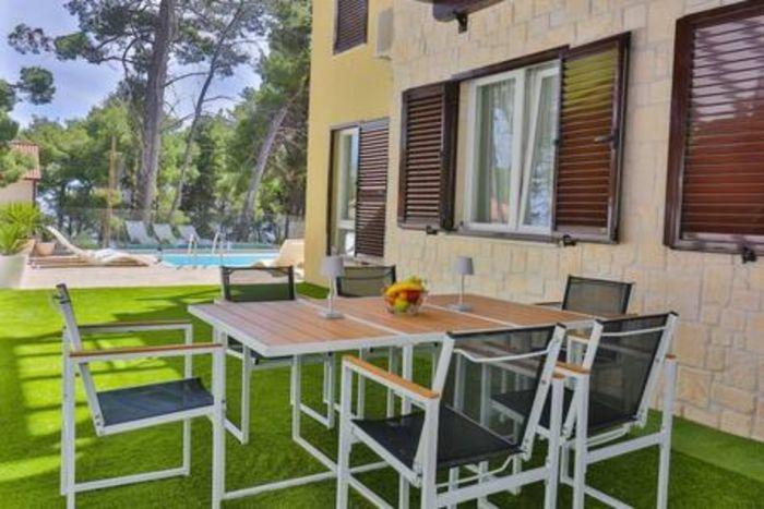 Flat w Shared Pool, Garden Near Coast in Hvar