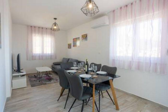 Seaview Flat w Shared Pool, Terrace in Podstrana