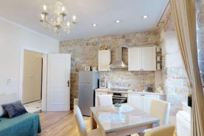 Stone, Chic Flat 1 min to Coast in Split