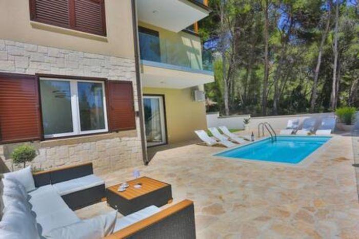 Flat w Shared Pool, Garden Near Coast in Hvar