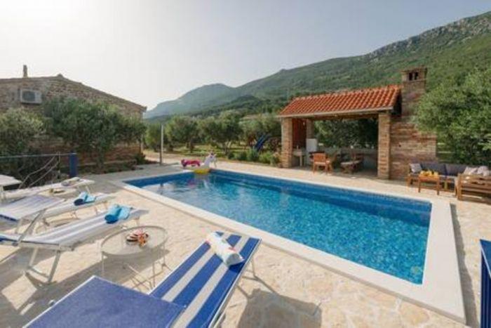 Luxury Seaview Villa w Pool Near Kaštel Lukšić