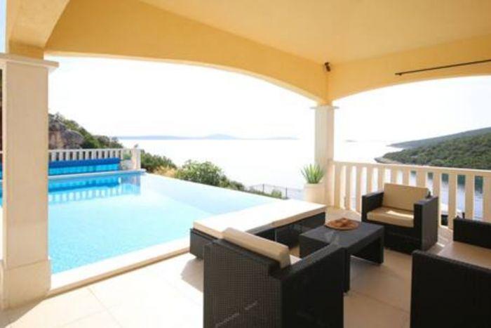 Stunning Sea View Villa w Pool Right by The Sea