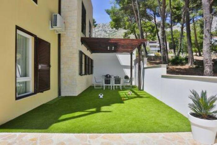 Flat w Shared Pool, Garden Near Coast in Hvar