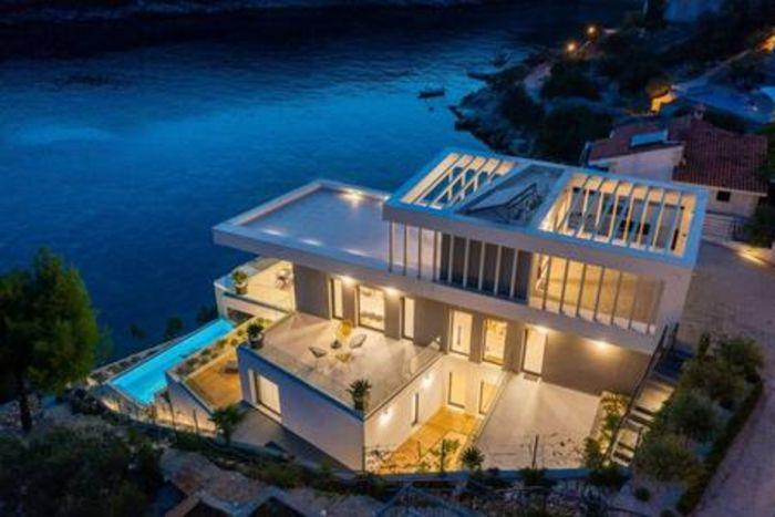 Deniz Kenarında Havuzlu Villa | Villa Pallas