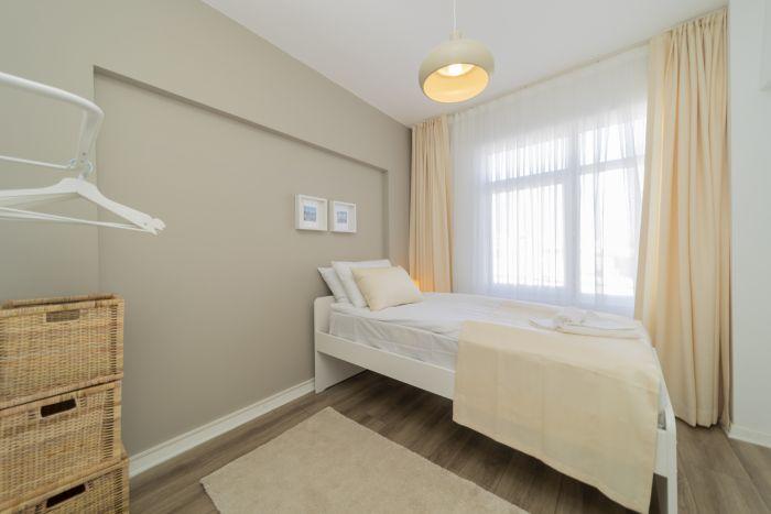 Sleek Flat 1 min to Hadrian Gates, 8 min to Beach