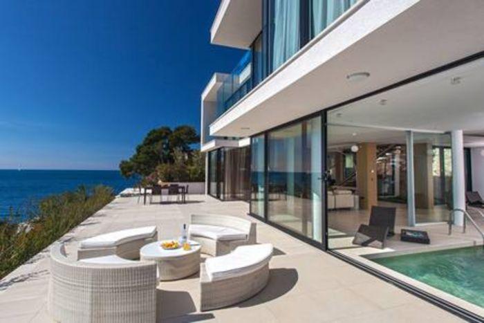 Amazing Waterfront Penthouse Villa in Primošten