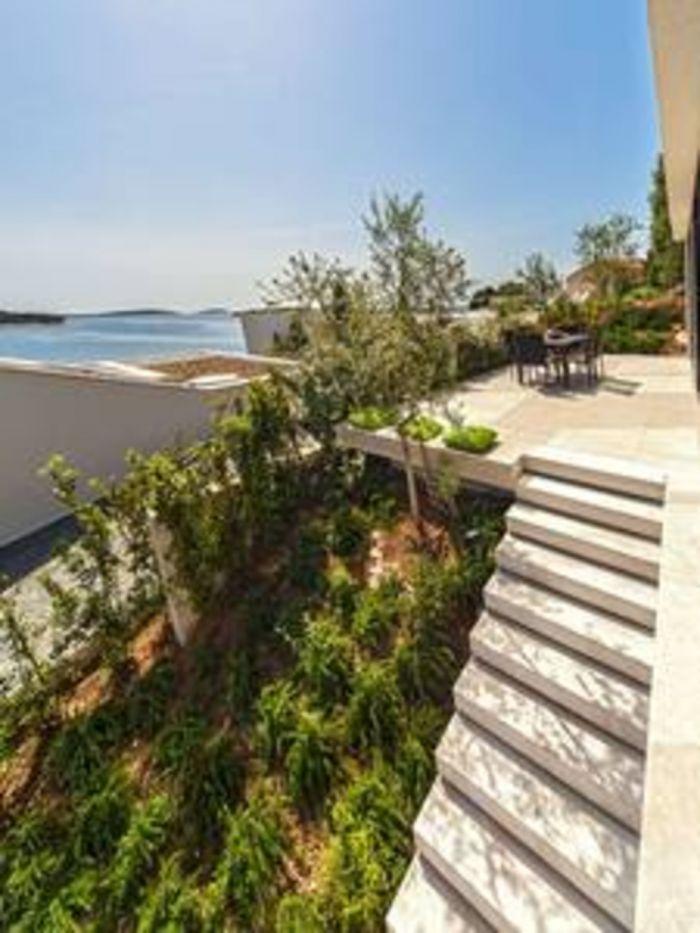 Sea View Villa w Pool, Garden 2 min to Beach