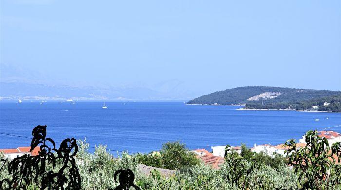 Otok Ciovo'da Deniz Manzaralı ve Havuzlu Daire