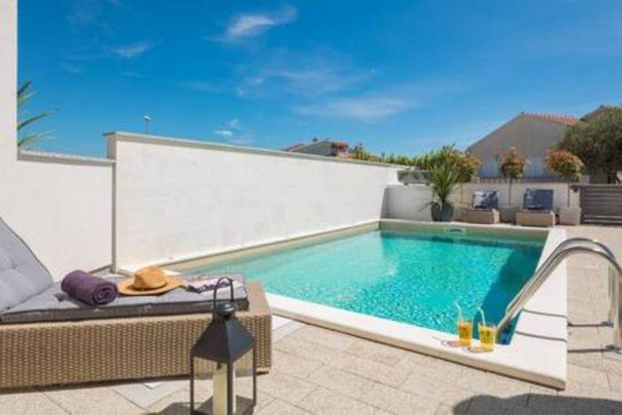 Luxury Villa w Pool, 5 min to Beach