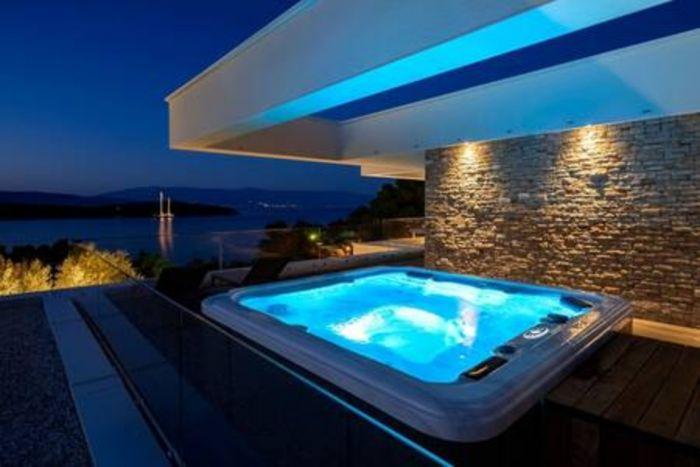 Villa w Pool and Garden 3 min to Coast in Split