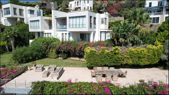 Deniz Manzaralı Teraslı Bahçeli Villa | Solstice