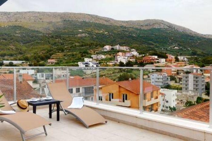 Seaview Flat w Shared Pool, Terrace in Podstrana