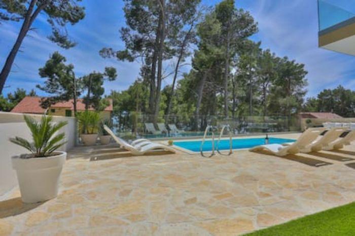 Flat w Shared Pool, Garden Near Coast in Hvar