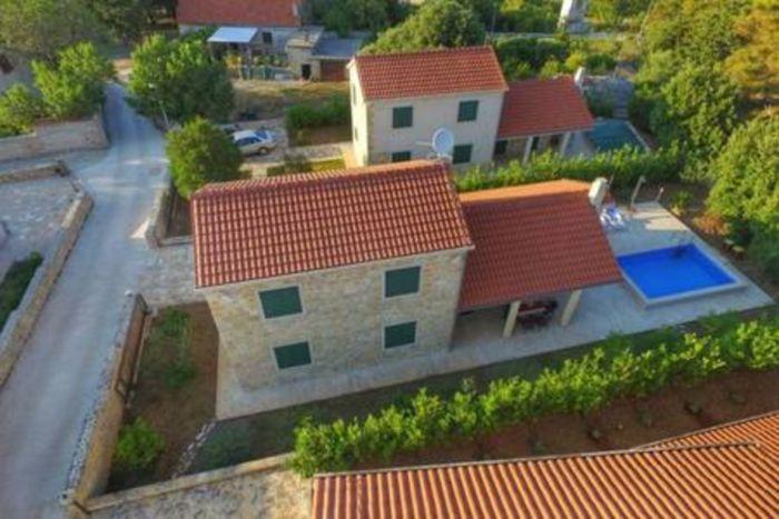 Brac Adası'nda Havuzlu ve Bahçeli Villa | Laurel