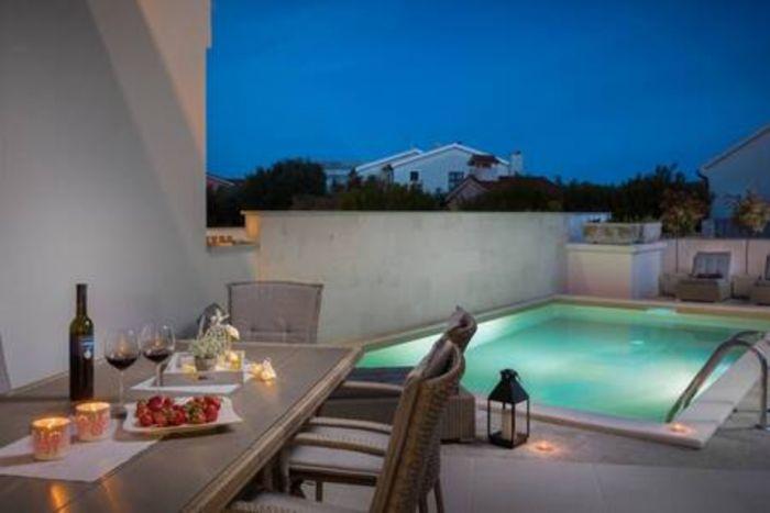 Luxury Villa w Pool, 5 min to Beach