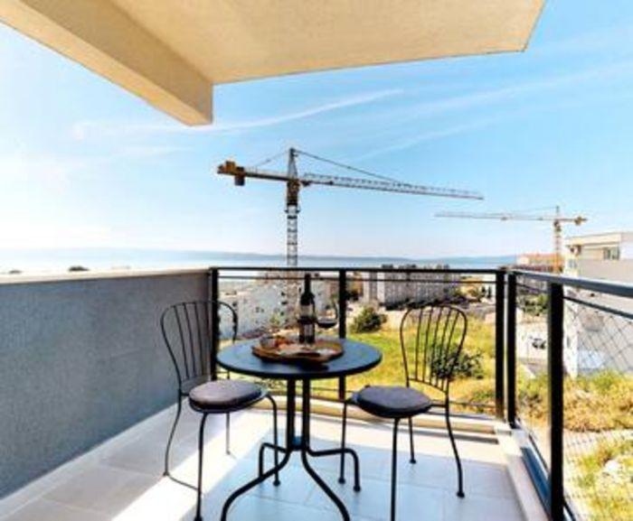 Sea View Central Flat with Balcony 4 min to Beach