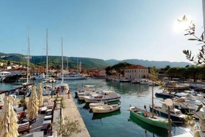 Sea View Flat w Balcony, Shared Pool in Hvar