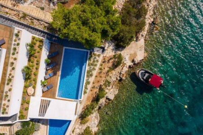 Deniz Kenarında Havuzlu Villa | Villa Pallas