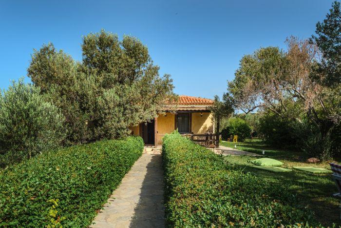 Bozcaada'da Manzaralı Bahçeli Ev | Revma