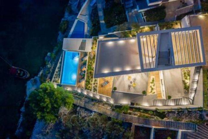 Deniz Kenarında Havuzlu Villa | Villa Pallas