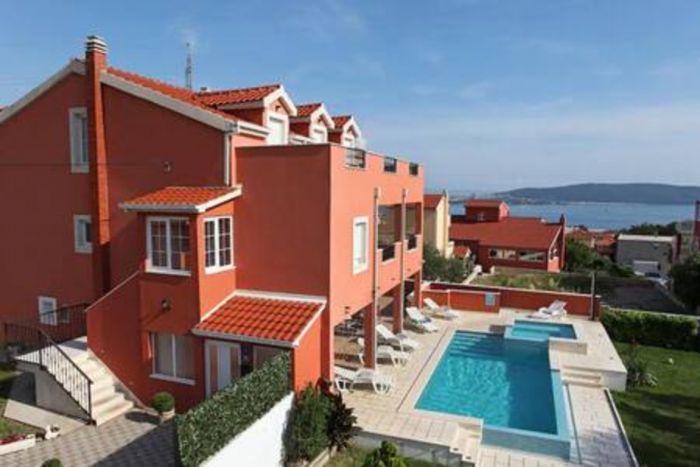 Huge Villa w Pool 5 min to Beach in Kaštel Sućurac