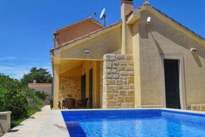 Villa w Pool and Garden Near Beach in Brac Island