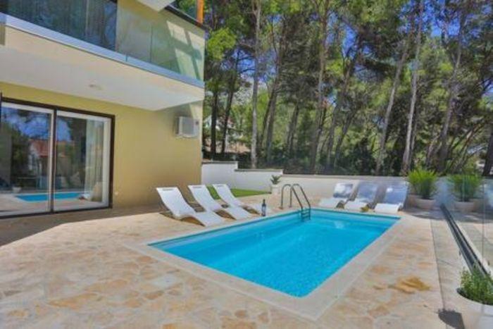 Flat w Shared Pool, Garden Near Coast in Hvar