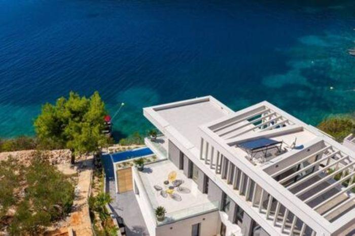 Deniz Kenarında Havuzlu Villa | Villa Pallas