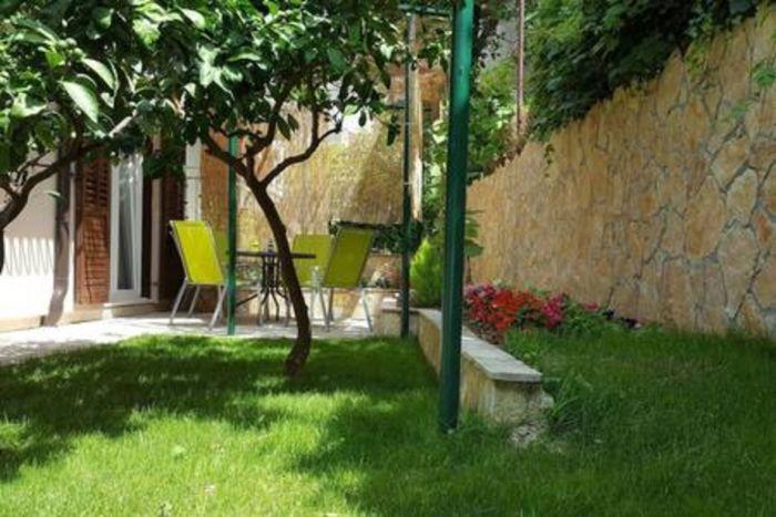 Flat with Shared Garden 4 min to Coast in Split