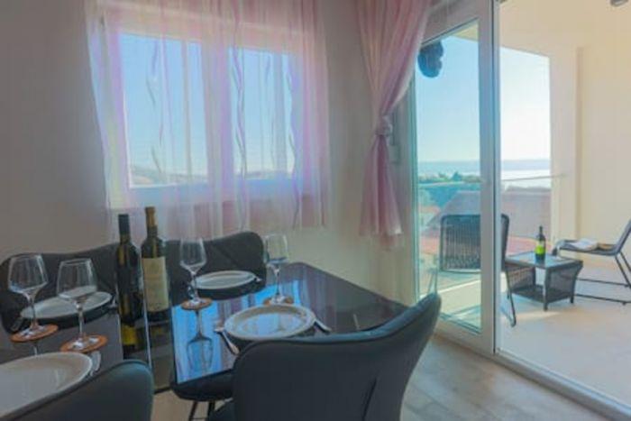 Seaview Flat w Shared Pool, Terrace in Podstrana