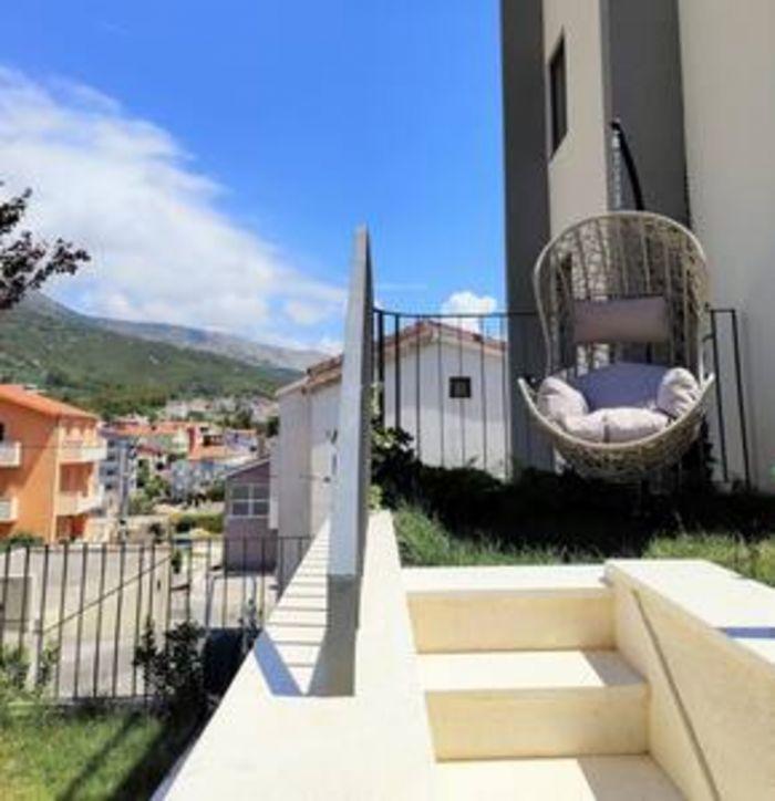 Seaview Flat w Shared Pool, Terrace in Podstrana