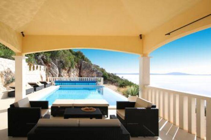Stunning Sea View Villa w Pool Right by The Sea
