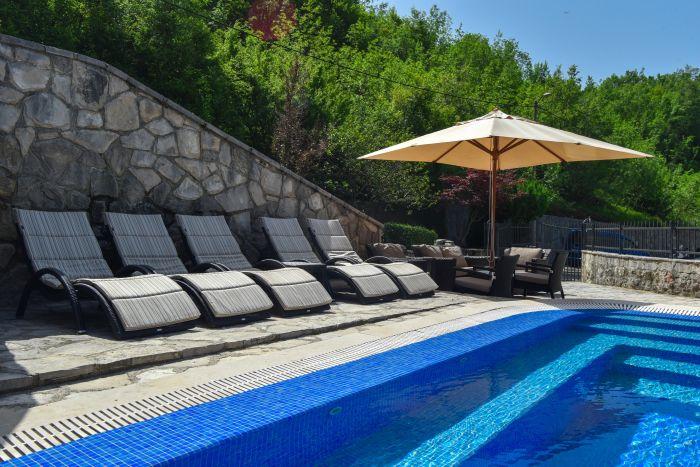 Karadağ'da Doğa İçinde Havuzlu Taş Ev | Zoey Duo